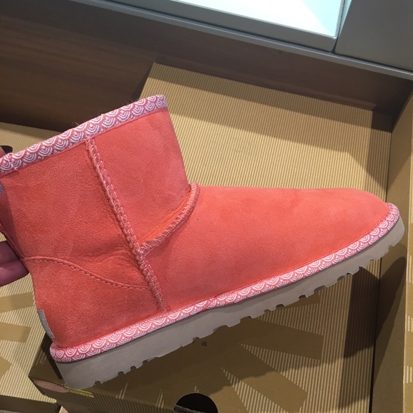 Short coral ugg boots!
