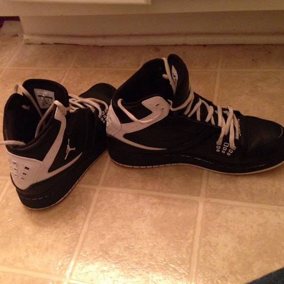 Air Flight Jordan 23 B/W 7y/women's 8/ men's 6