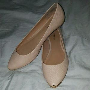 Nude pointed flats