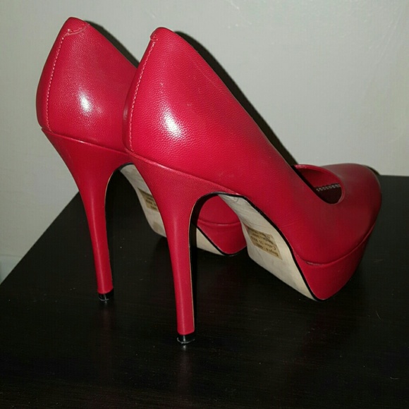 Red pumps - Picture 3 of 4