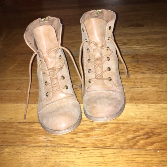 Guess combat boots! Tan suede