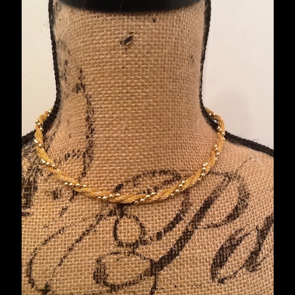 Beautiful gold twisted necklace. - Picture 2 of 2