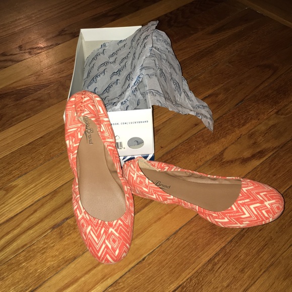 Adorable chevron flats! never Worn!