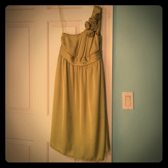 One-shoulder dress with rose flowers