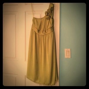 One-shoulder dress with rose flowers