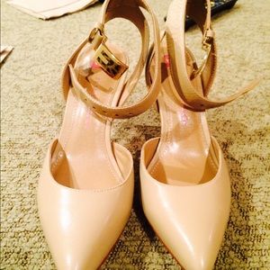 Brand new nude Elaine Turner Pumps