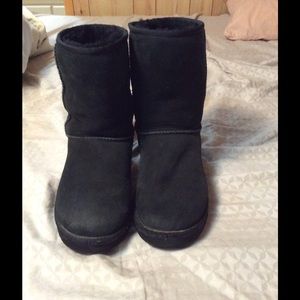 Women's black short UGG boots