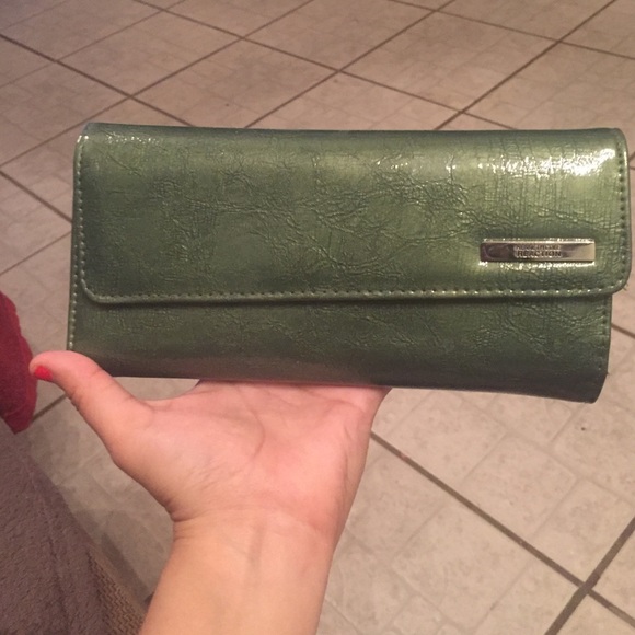 Olive green wallet Kenneth Cole Reaction