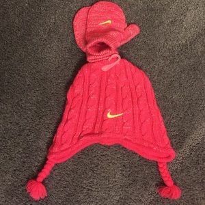 Super cute NIKE hat and mittens❤️