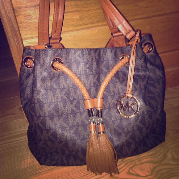 New Michael kors purse. Only been used a few times