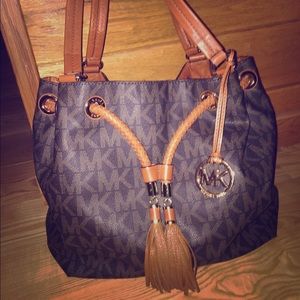 New Michael kors purse. Only been used a few times