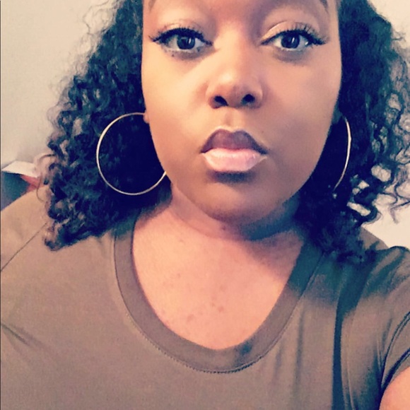 Meet your 5⭐️⭐️⭐️⭐️⭐️ rated Posher, Angie - Picture 2 of 8