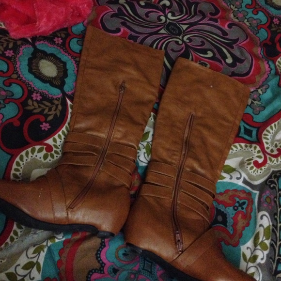 brown boots - Picture 2 of 3