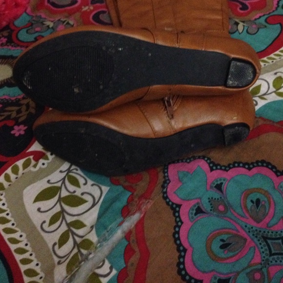 brown boots - Picture 3 of 3