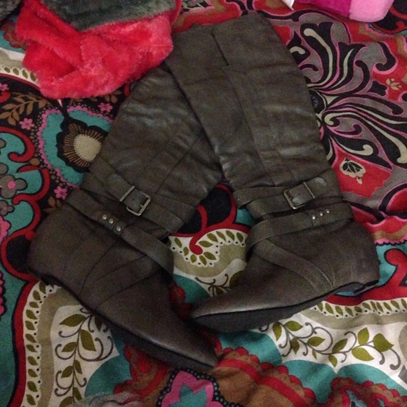 grey boots - Picture 1 of 2