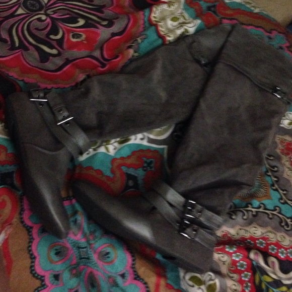 grey boots - Picture 1 of 3