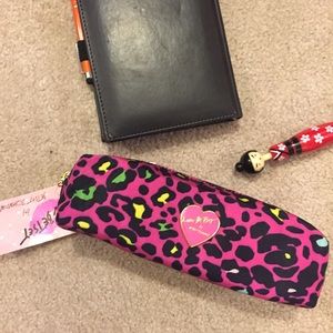 🐅 Betsey Johnson Case Leopard 🐅