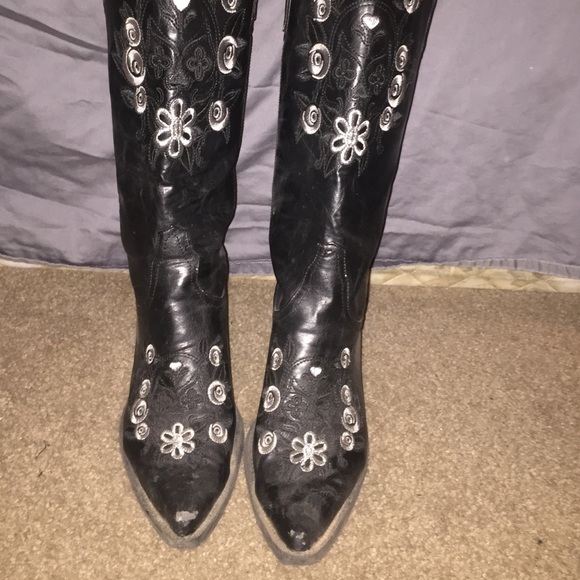 Black skull cowgirl boots
