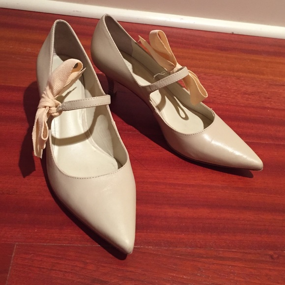 Tory burch tan kitten heels
