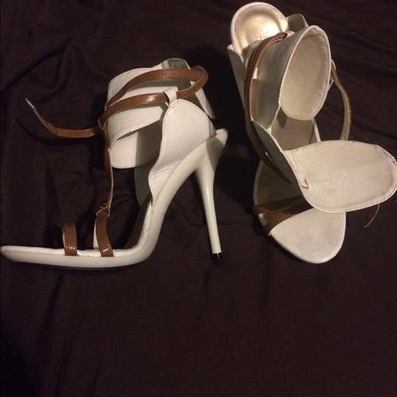 Shoe dazzle white heels