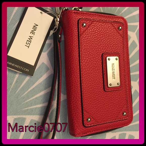 Nine West Handbags - Nine West wristlet