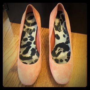 Jessica Simpson peach pumps
