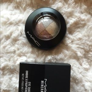 PRICE FIRM 💝 MAC Mineralize Eyeshadow Quad