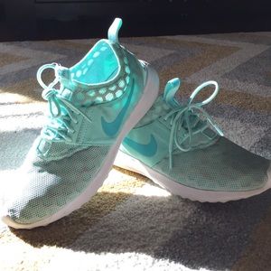 Nike free tennis shoes