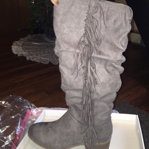 Gray boots with fringe