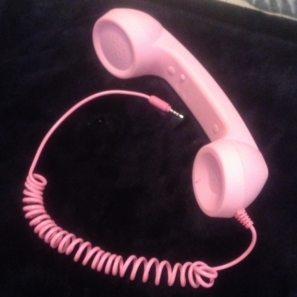 Keeps your cell phone on your shoulder