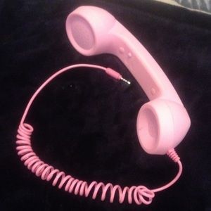 Keeps your cell phone on your shoulder