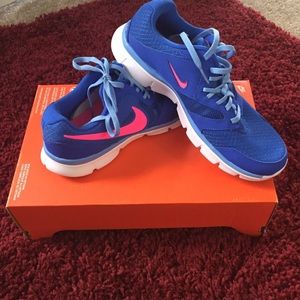 NEW Womens NIKE sz 8.5
