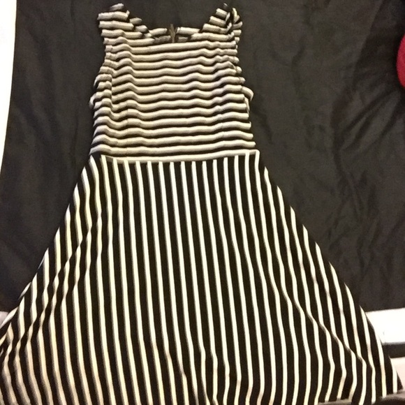 Mid-length striped dress with exposed zipper