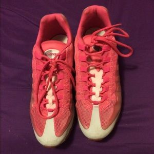 Nice pair of Nike AIRMAX. Great condition. Pink