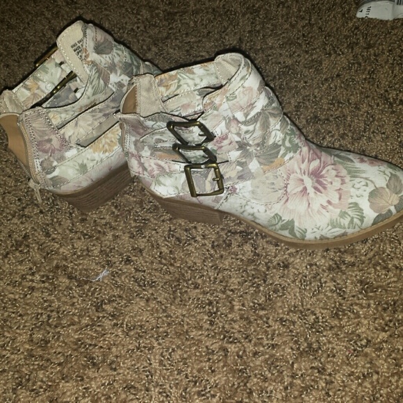 CUTE Floral Print Ankle Booties! LIKE NEW