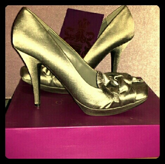 Fergie Delighted  Pumps - silver gray