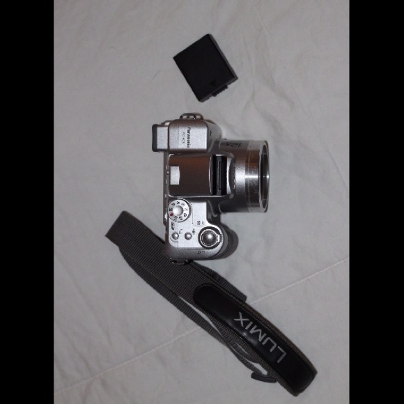 Panasonic DMC-FZ8 Digital Camera - Picture 4 of 4