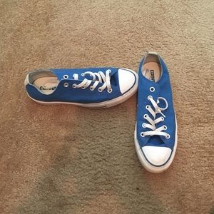 Blue low top converse