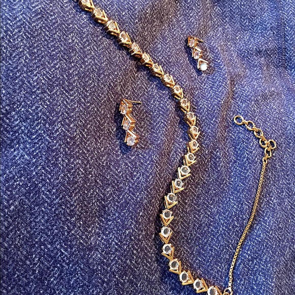 BNWT Gold & Swarovski Crystal necklace/earrings