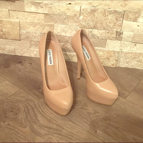 Steve Madden Nude Pumps