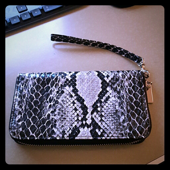 Wallet wristlet snakeskin print!