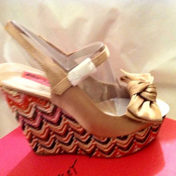BETSEY JOHNSON WENNDY Wedges - Picture 4 of 4