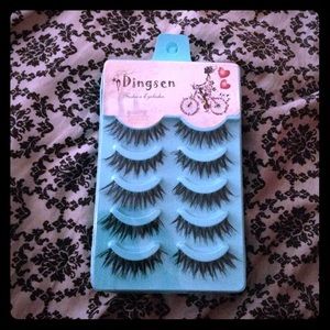 5 pairs of eyelashes (crisscrossed hairs)