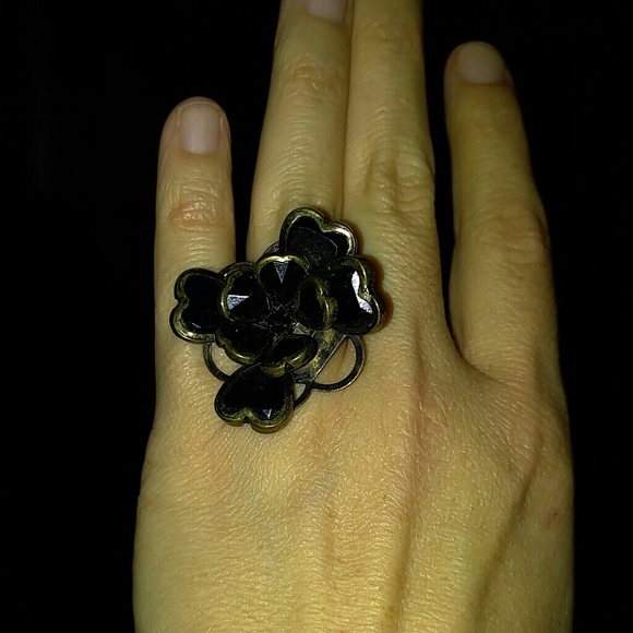 Flower ring - Picture 1 of 3