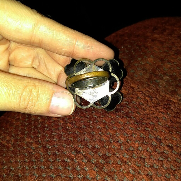 Flower ring - Picture 3 of 3