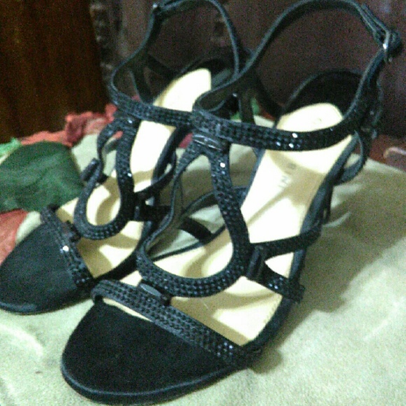 Gianni Bini black heels