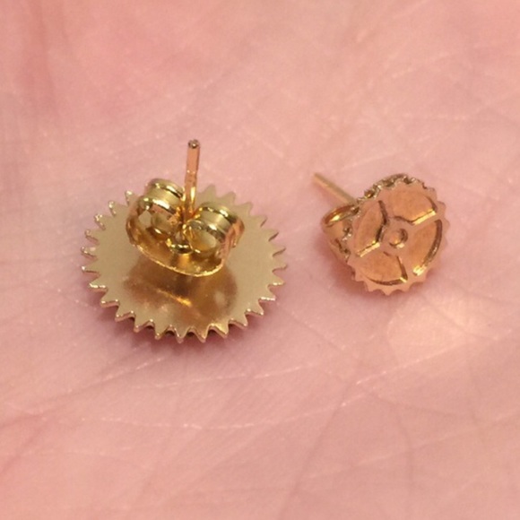 3D Gold Gear ear studs - Picture 2 of 3