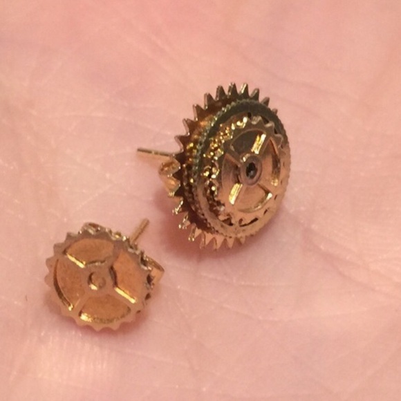 3D Gold Gear ear studs - Picture 3 of 3