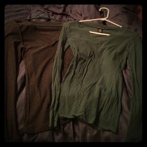 Long sleeve v-neck plain tees.