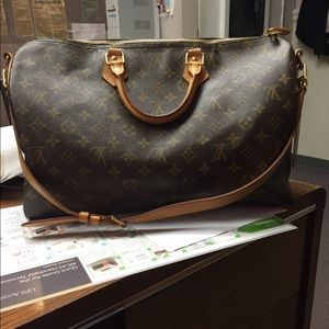 Authentic LV speedy bag with strap(no trade)